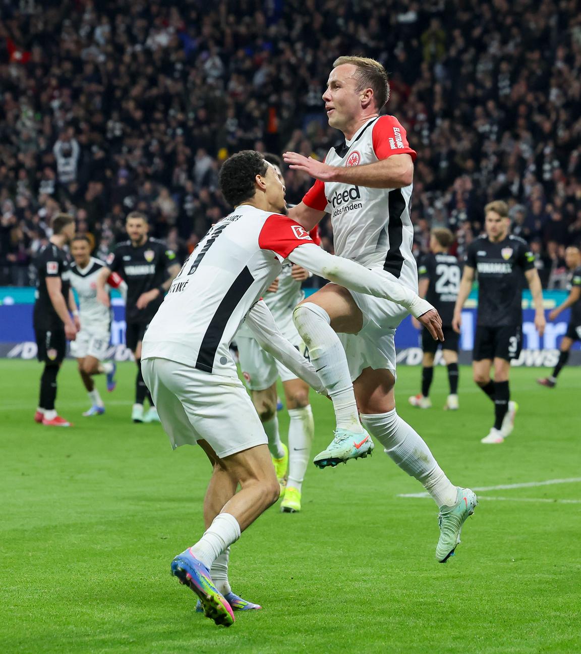 Frankfurts Mario Götze bejubelt seinen Treffer zum 1:0 mit Hugo Ekitike.
