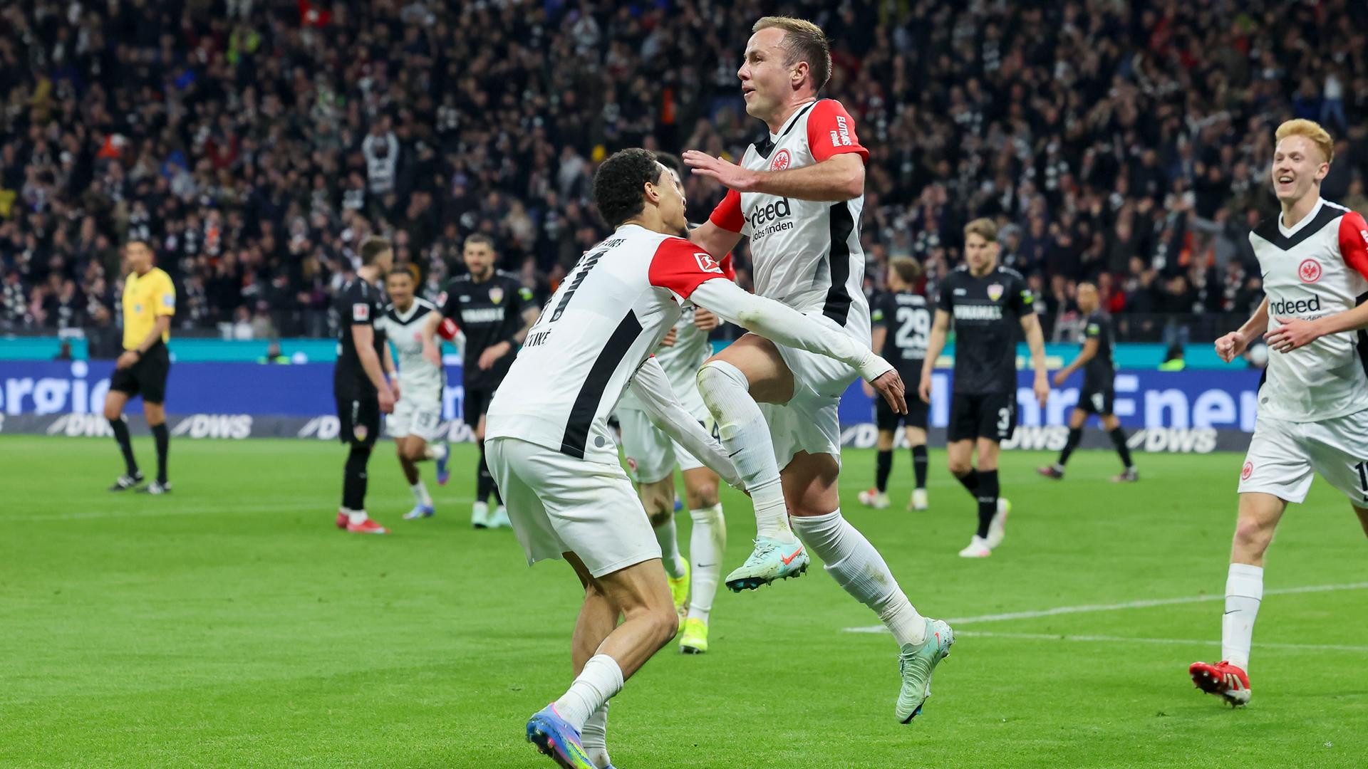 Frankfurts Mario Götze bejubelt seinen Treffer zum 1:0 mit Hugo Ekitike.