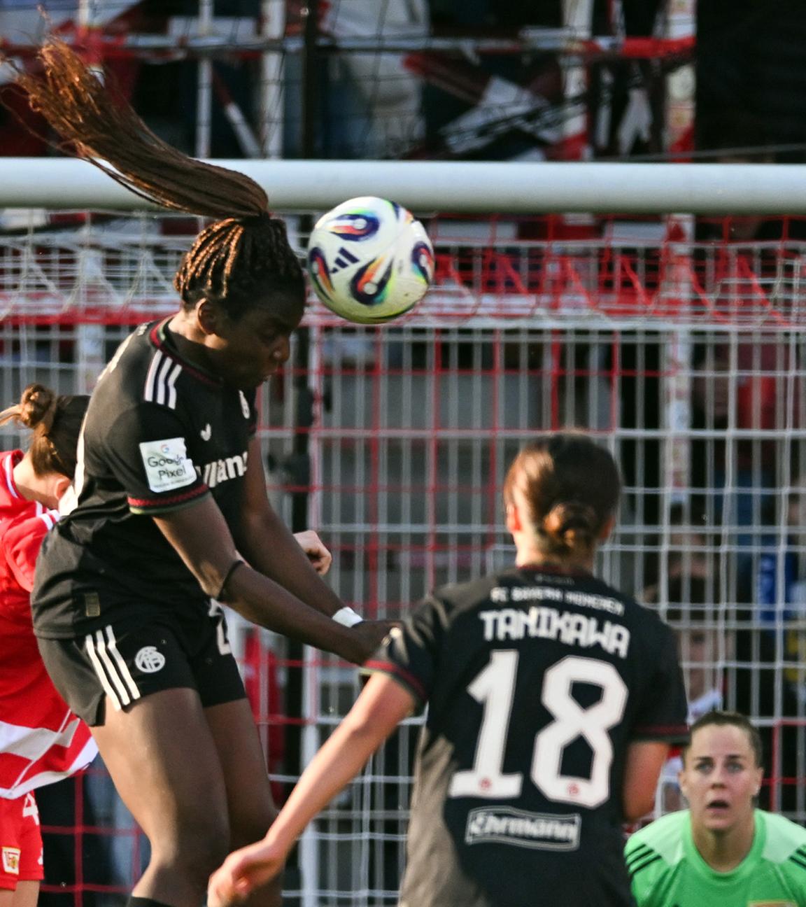 Beim Spiel 1. FC Union Berlin gegen Bayern München an der Alten Försterei liefert sich Edna Imade (FC Bayern) ein Kopfballduell mit Lia Kamber (Union Berlin), 22.04.2026.