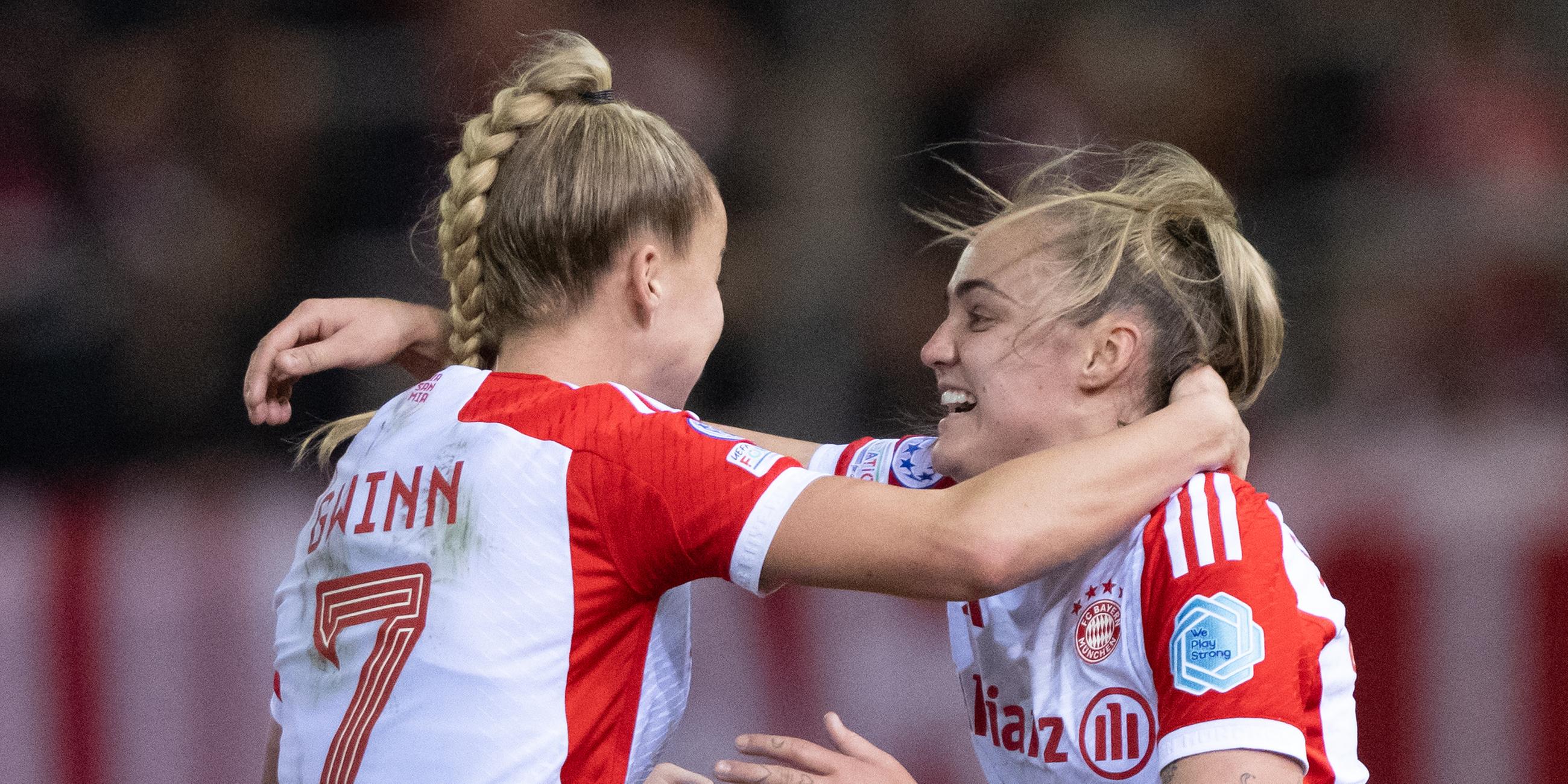 Giulia Gwinn und Georgia Stanway umarmen sich
