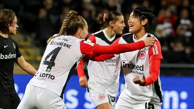 Remina Chiba (Eintracht Frankfurt) bejubelt ihren Treffer zum 5:0 mit Sophia Kleinherne