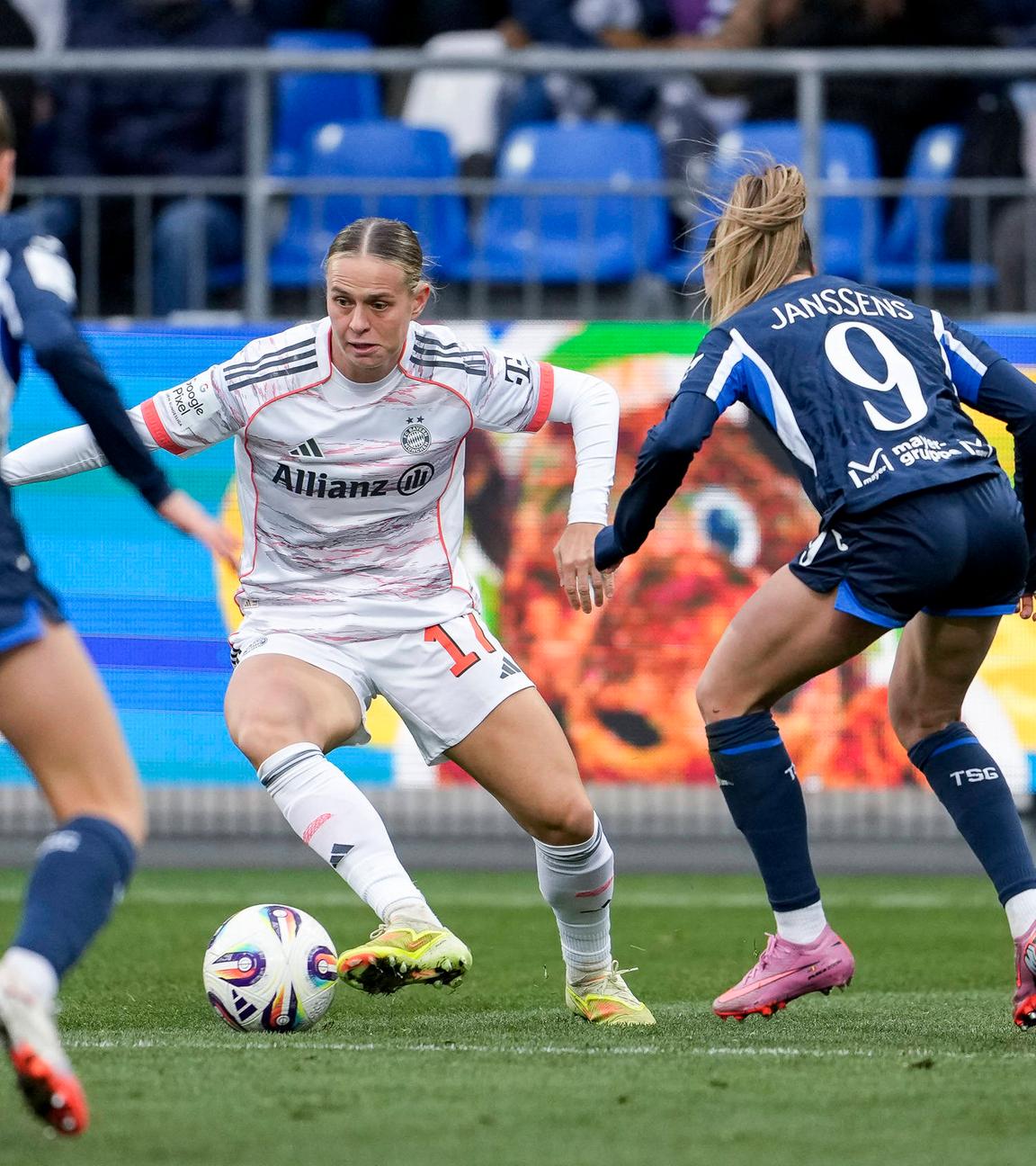 Klara Bühl von Bayern München in Aktion gegen Hoffenheims Vanessa Diehm und Jill Janssens.