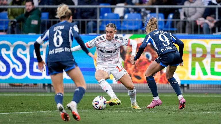 Klara Bühl von Bayern München in Aktion gegen Hoffenheims Vanessa Diehm und Jill Janssens.