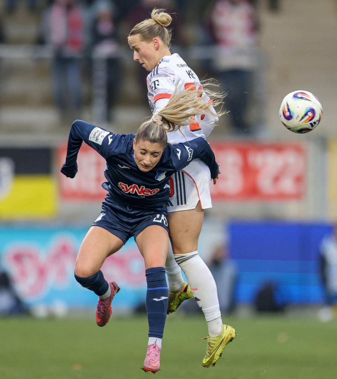 Hoffenheims Janna Grimm im Kampf um den Ball mit Franziska Kett von Bayern München.