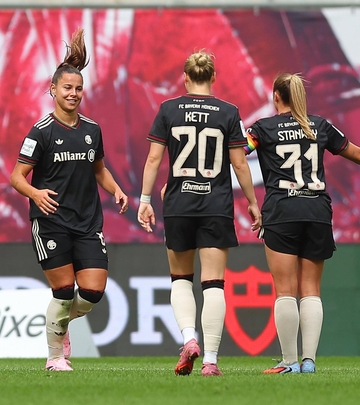 Münchens Lena Oberdorf jubelt nach ihrem Tor gegen RB Leipzig.