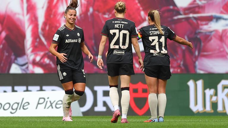 Münchens Lena Oberdorf jubelt nach ihrem Tor gegen RB Leipzig.