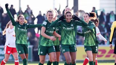 Wolfsburgs Cora Zicai jubelt nach ihrem Treffer zum 1:0 gegen Leipzig.