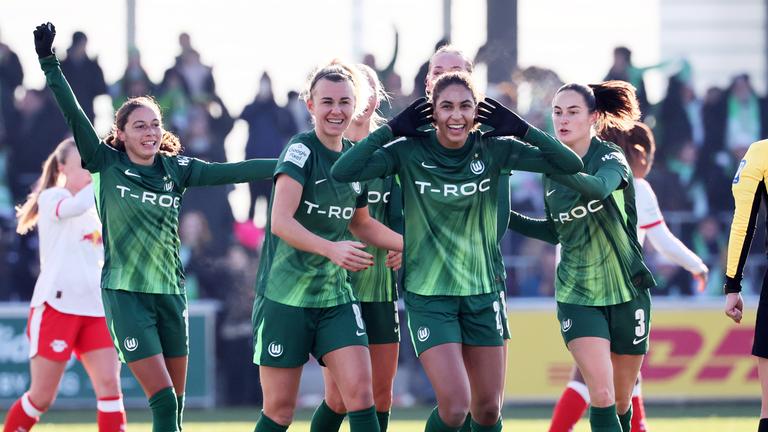 Wolfsburgs Cora Zicai jubelt nach ihrem Treffer zum 1:0 gegen Leipzig.