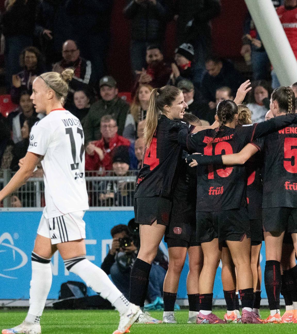 Die Leverkusen-Spielerinnen bejubeln den 2:1-Sieg gegen Frankfurt