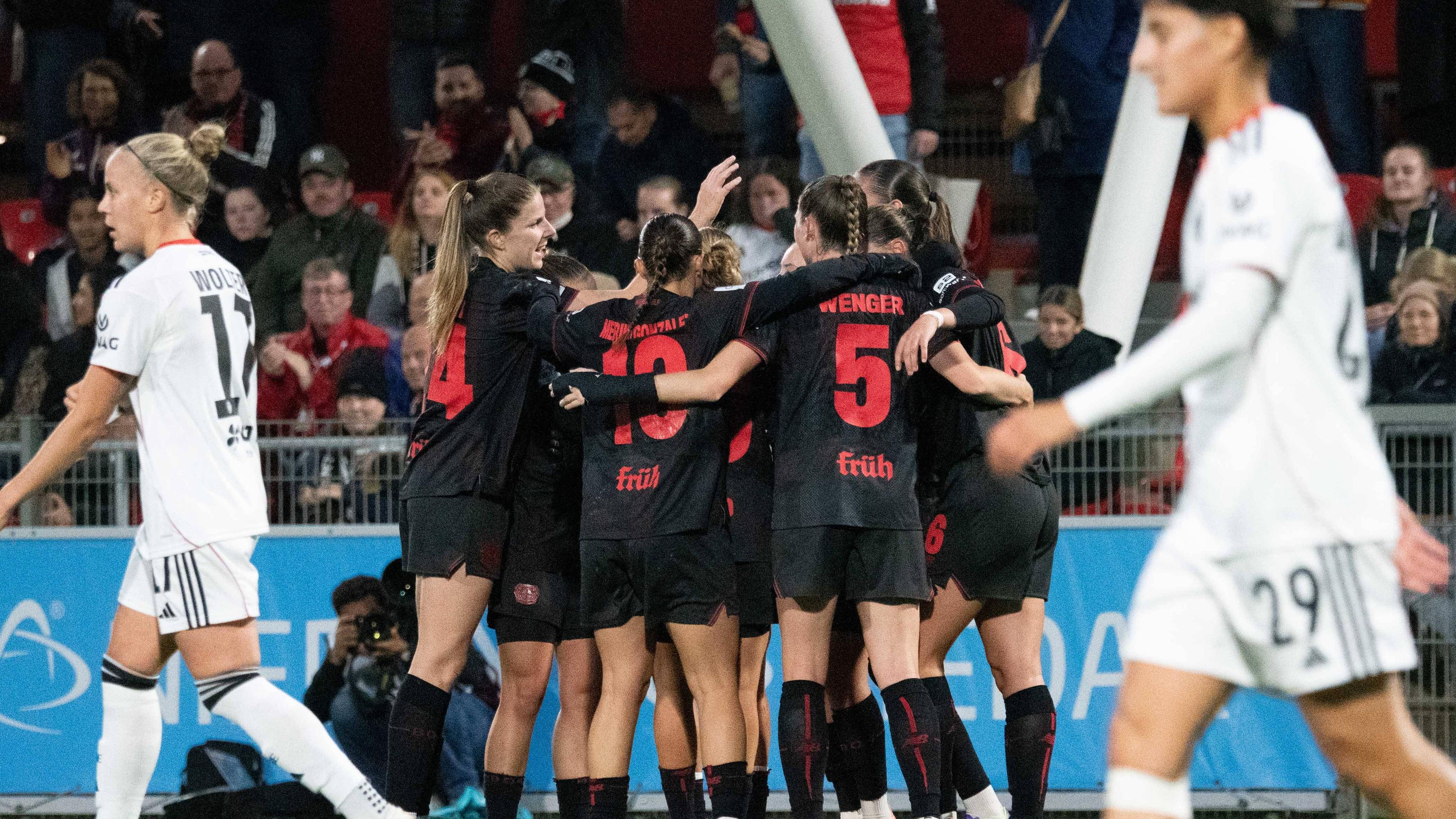 Die Leverkusen-Spielerinnen bejubeln den 2:1-Sieg gegen Frankfurt