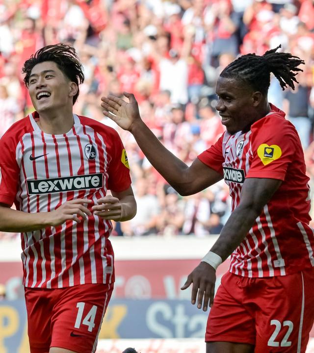 Jubel zum Tor zum 3:0 durch Yuito Suzuki (SC Freiburg, 14) mit Cyriaque Irie (SC Freiburg, 22) am 30.08.2026 in Freiburg. 