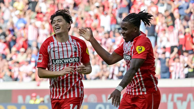 Jubel zum Tor zum 3:0 durch Yuito Suzuki (SC Freiburg, 14) mit Cyriaque Irie (SC Freiburg, 22) am 30.08.2026 in Freiburg. 