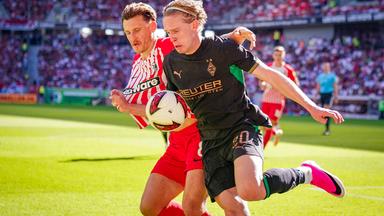 David Herold (Borussia Monchengladbach, 20) und Maximilian Eggestein (SC Freiburg, 8) im Zweikampf am 12.09.2026 in Freiburg. 