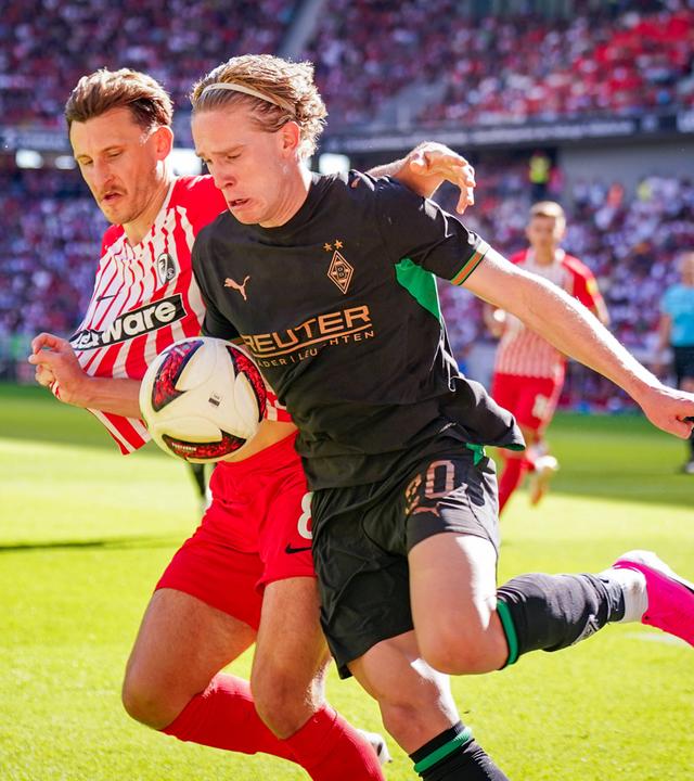 David Herold (Borussia Monchengladbach, 20) und Maximilian Eggestein (SC Freiburg, 8) im Zweikampf am 12.09.2026 in Freiburg. 