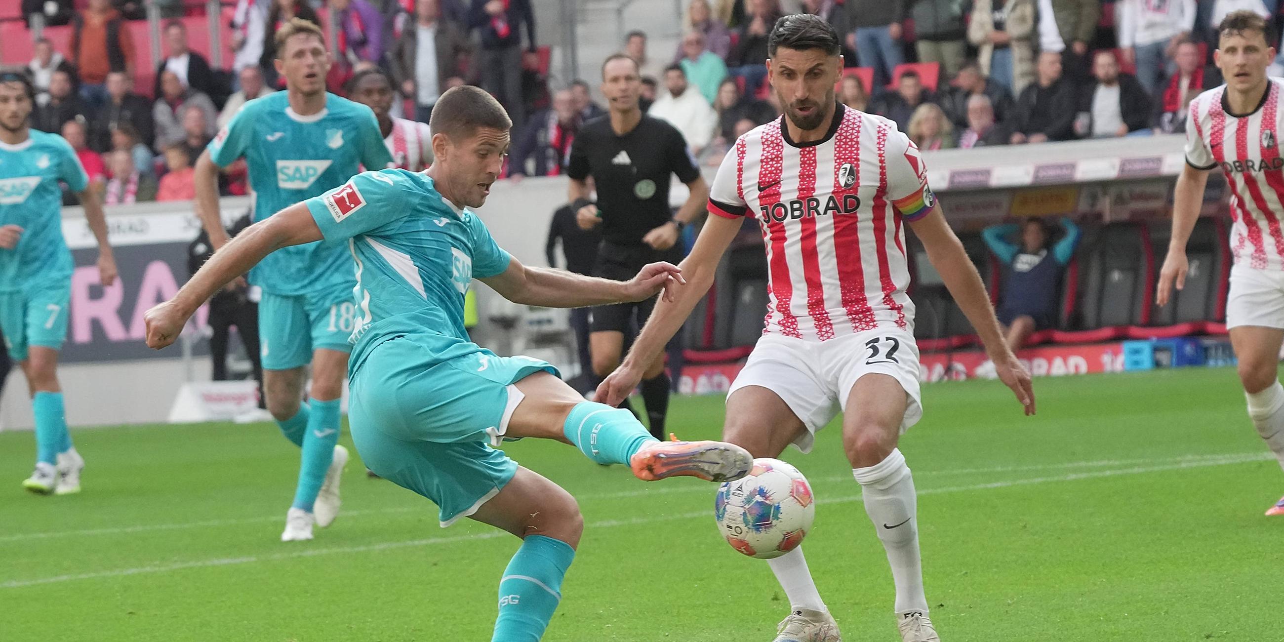 Hoffenheims Andrej Kramaric in Aktion gegen Freiburgs Vincenzo Grifo.