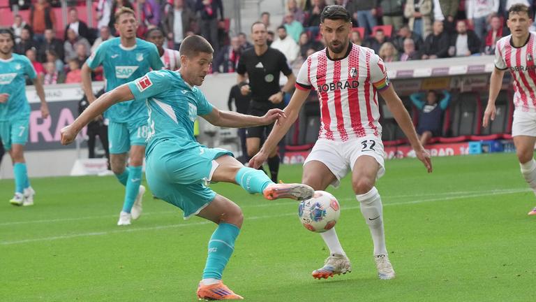 Hoffenheims Andrej Kramaric in Aktion gegen Freiburgs Vincenzo Grifo.