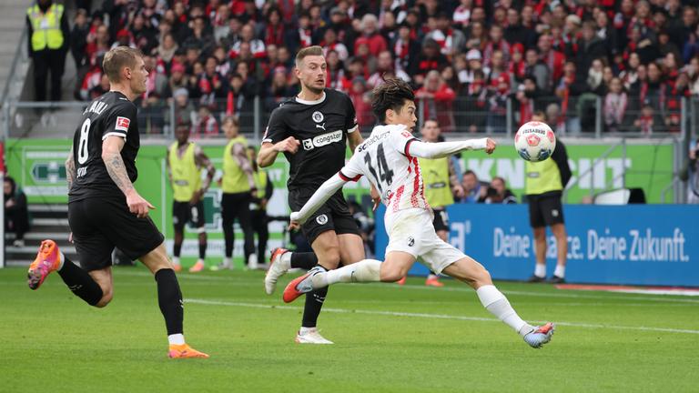 St. Paulis Eric Smith und Hauke Wahl in Aktion gegen Yuito Suzuki vom SC Freiburg.