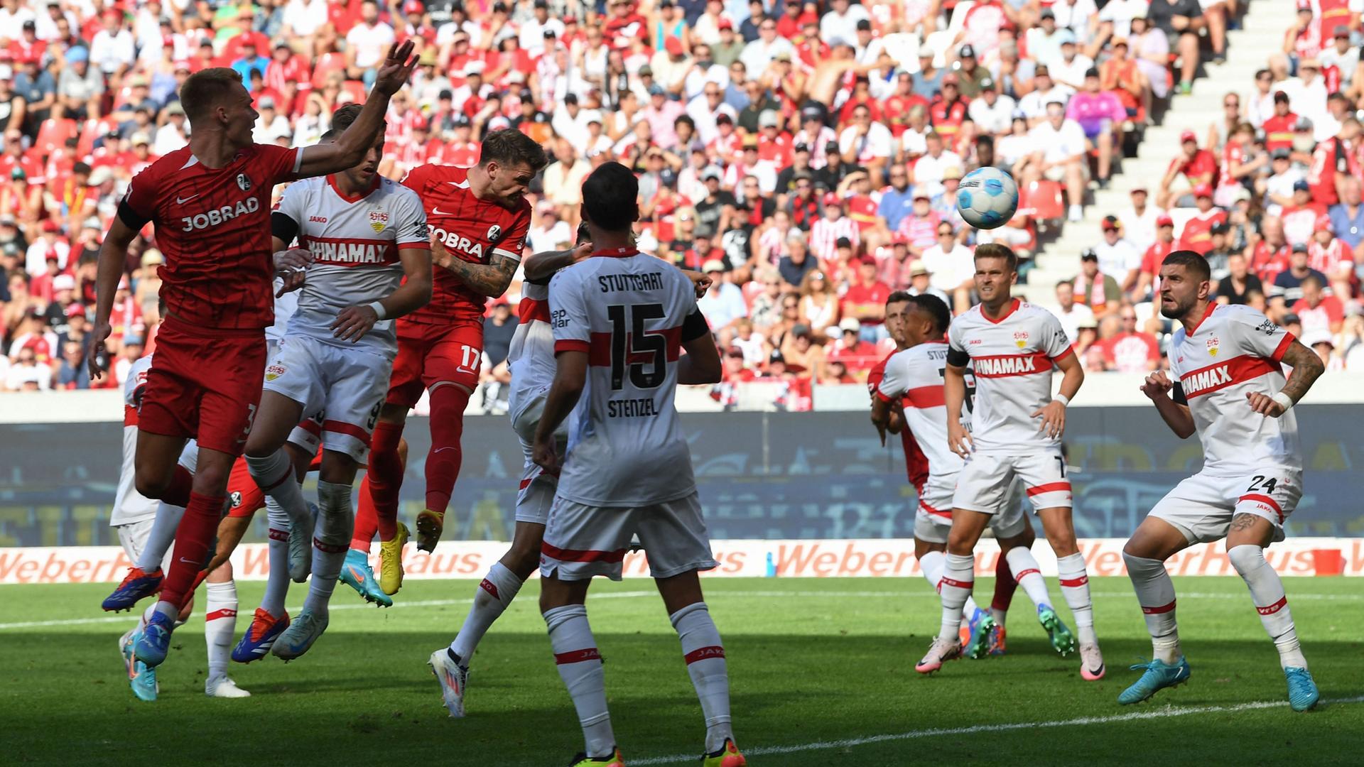 Freiburgs Lukas Kübler schießt das dritte Tor gegen den VfB Stuttgart beim Auftakt-Spiel.