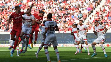 Freiburgs Lukas Kübler schießt das dritte Tor gegen den VfB Stuttgart beim Auftakt-Spiel.