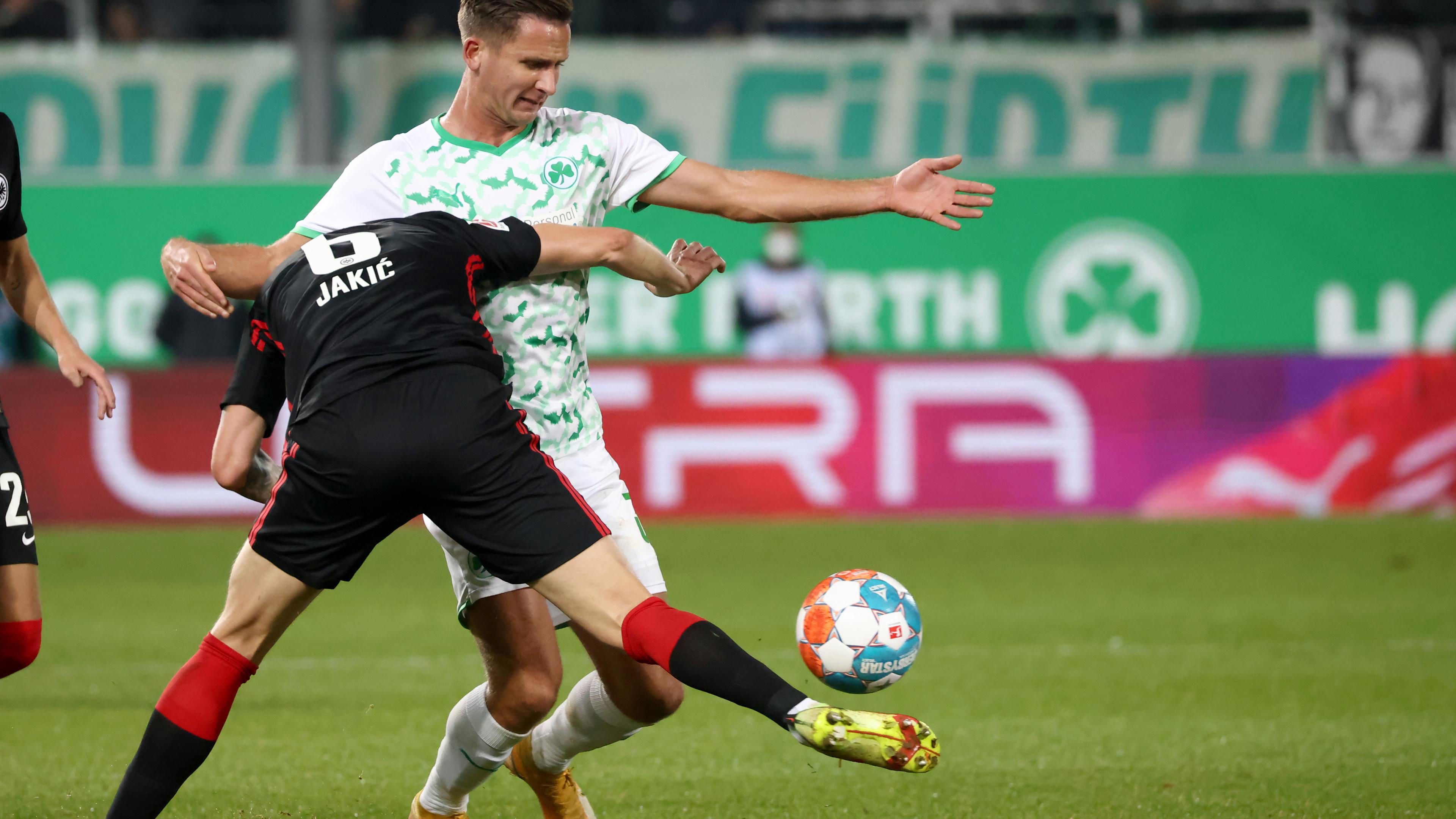 11. Spieltag: Fürth - Entracht Frankfurt. Paul Seguin kämpft mit dem Frankfurter Kristijan Jakic um den Ball.
