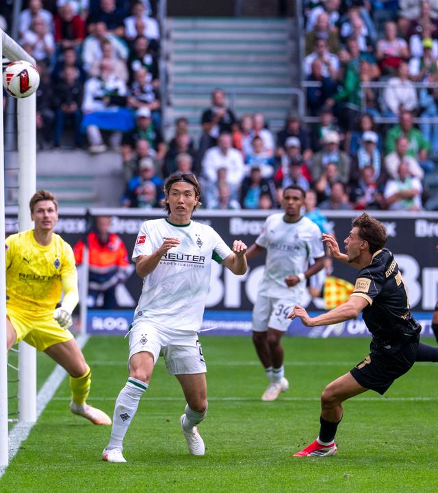 Maurice Krattenmacher (SV 07 Elversberg) trifft vor seinem Anschlusstreffer zum 3:2 die Unterkante der Latte am 05.09.2026 in Mönchengladbach. 