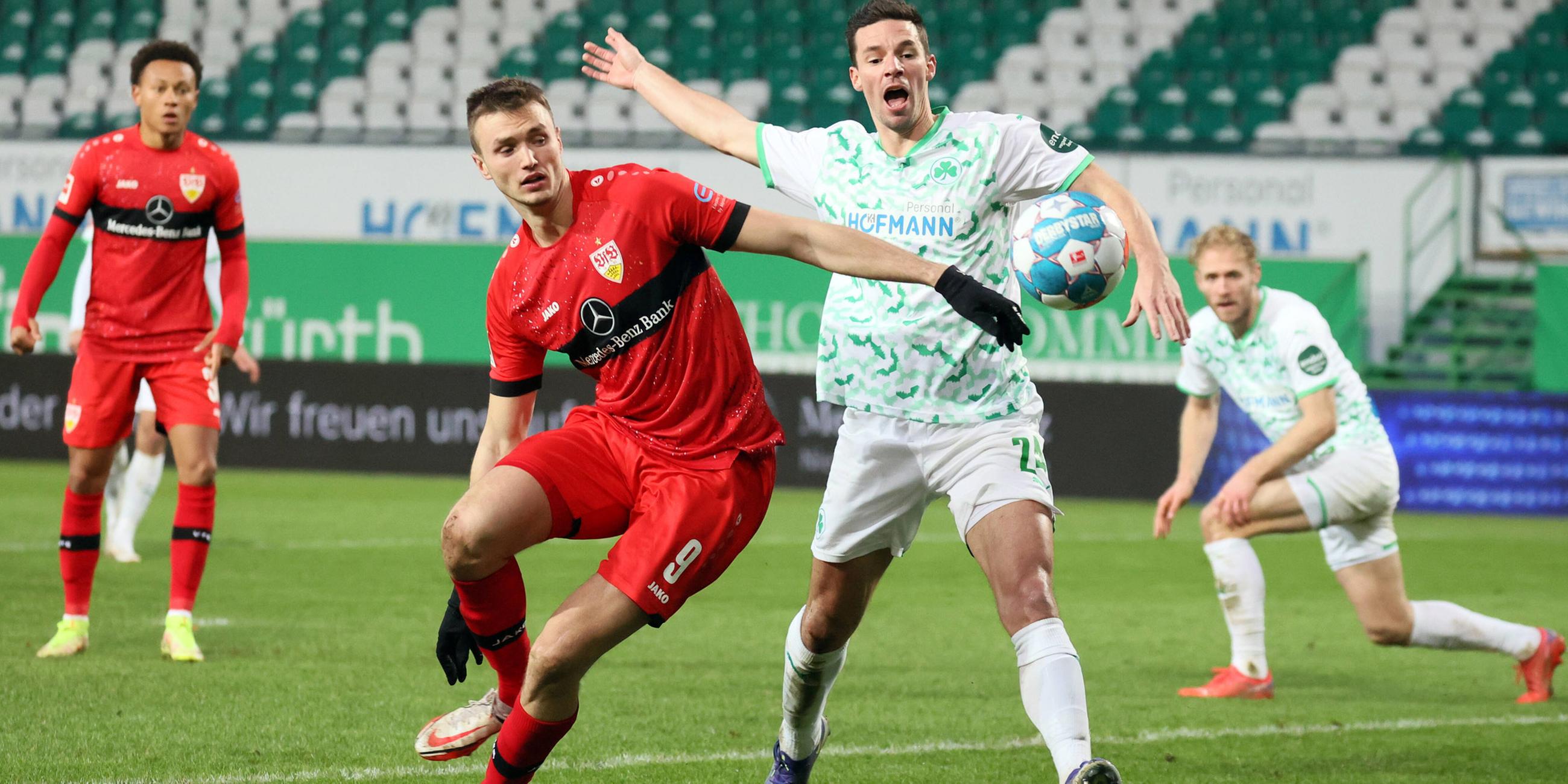 Fürth, 08.01.2022, SpVgg Greuther Fürth gegen VfB Stuttgart: v.l. Sasa Kalajdzic (VfB Stuttgart), Nick Viergever (SpVgg Greuther Fürth)