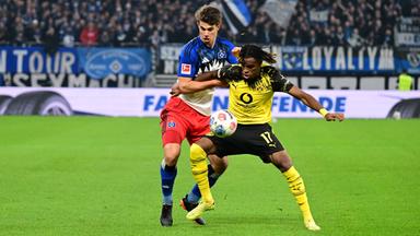 Hamburgs Vuskovic Luka und Dortmunds Chukwuemeka Carney im Zweikampf um den Ball.