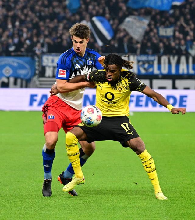 Hamburgs Vuskovic Luka und Dortmunds Chukwuemeka Carney im Zweikampf um den Ball.
