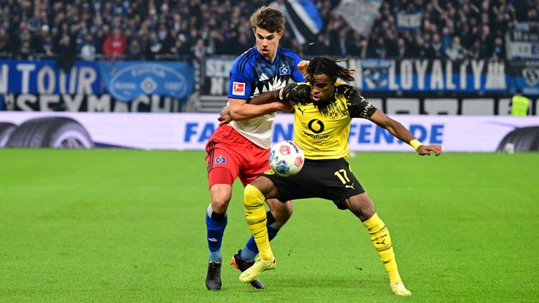 Hamburgs Vuskovic Luka und Dortmunds Chukwuemeka Carney im Zweikampf um den Ball.