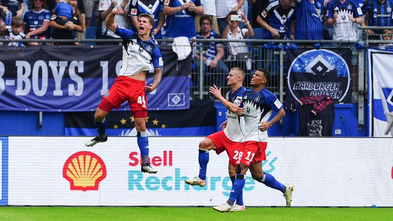 Luka Vuskovic vom HSV jubelt nach seinem Tor zum 1:0 gegen Heidenheim.