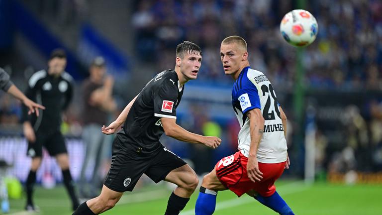 St. Paulis Arkadiusz Pyrka und Hamburgs Miro Muheim in Aktion.