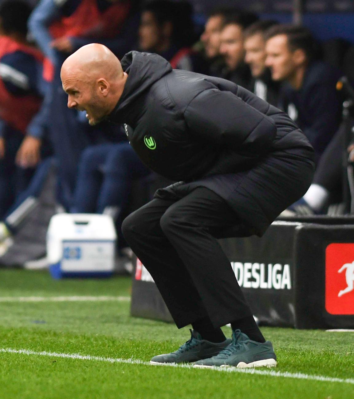 Wolfsburgs Trainer Paul Simonis reagiert beim Spiel gegen den Hamburger SV.