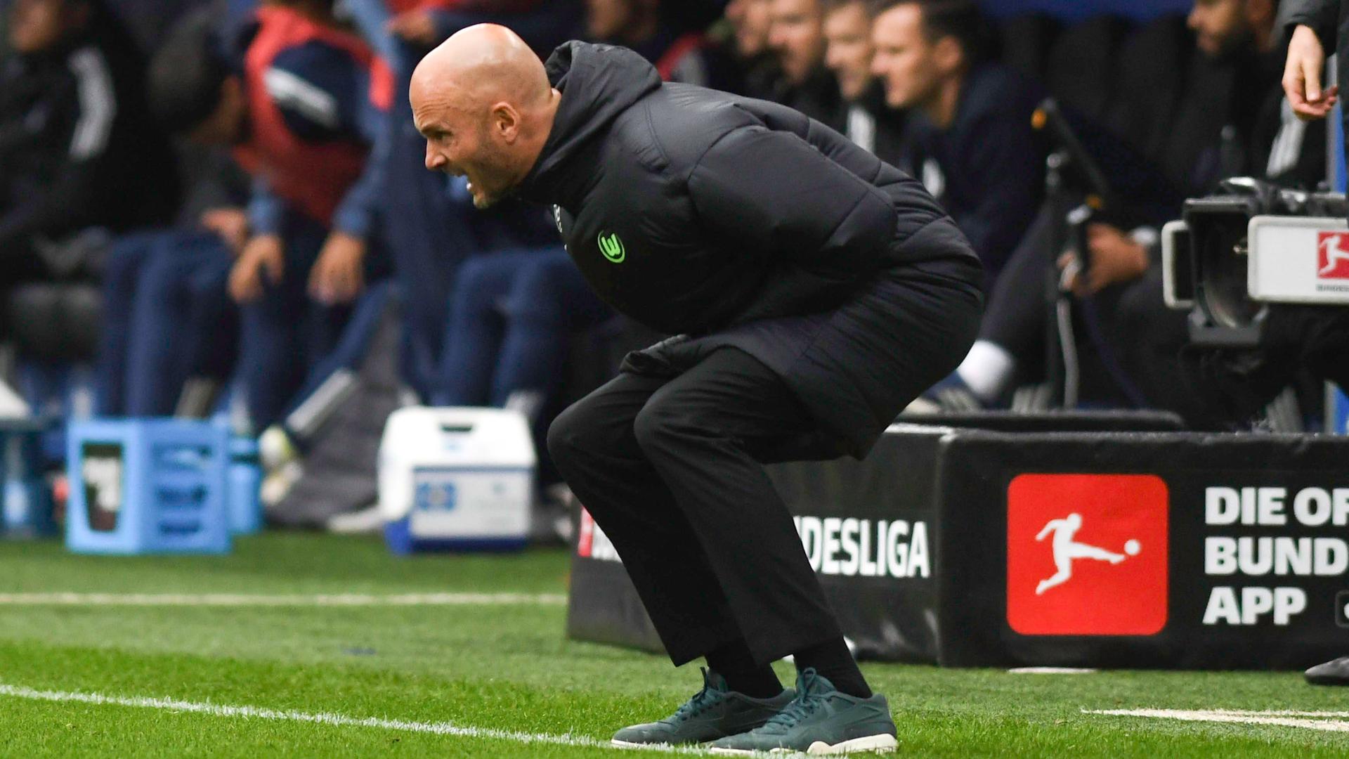 Wolfsburgs Trainer Paul Simonis reagiert beim Spiel gegen den Hamburger SV.