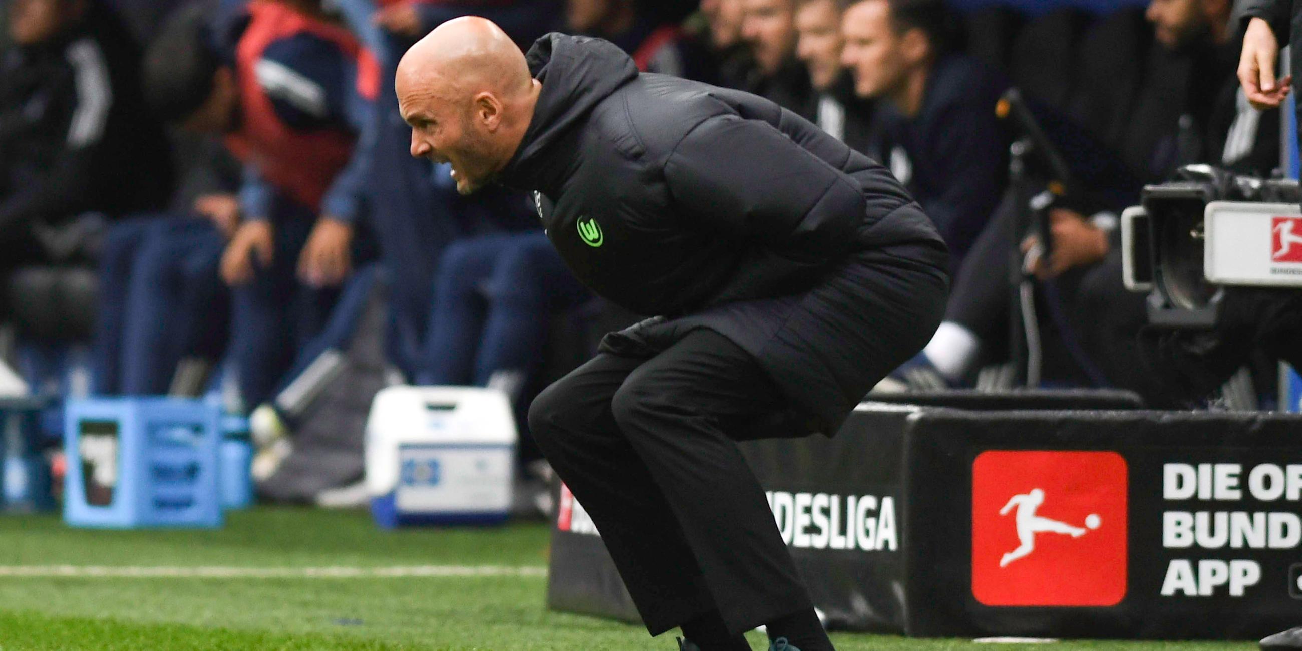 Wolfsburgs Trainer Paul Simonis reagiert beim Spiel gegen den Hamburger SV.