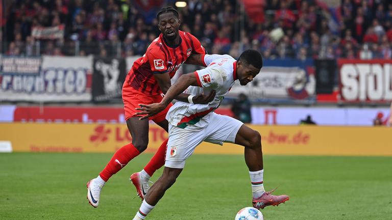 Zweikampf um den Ball zwischen Augsburgs Samuel Essende und Heidenheims Omar Haktab Traore.