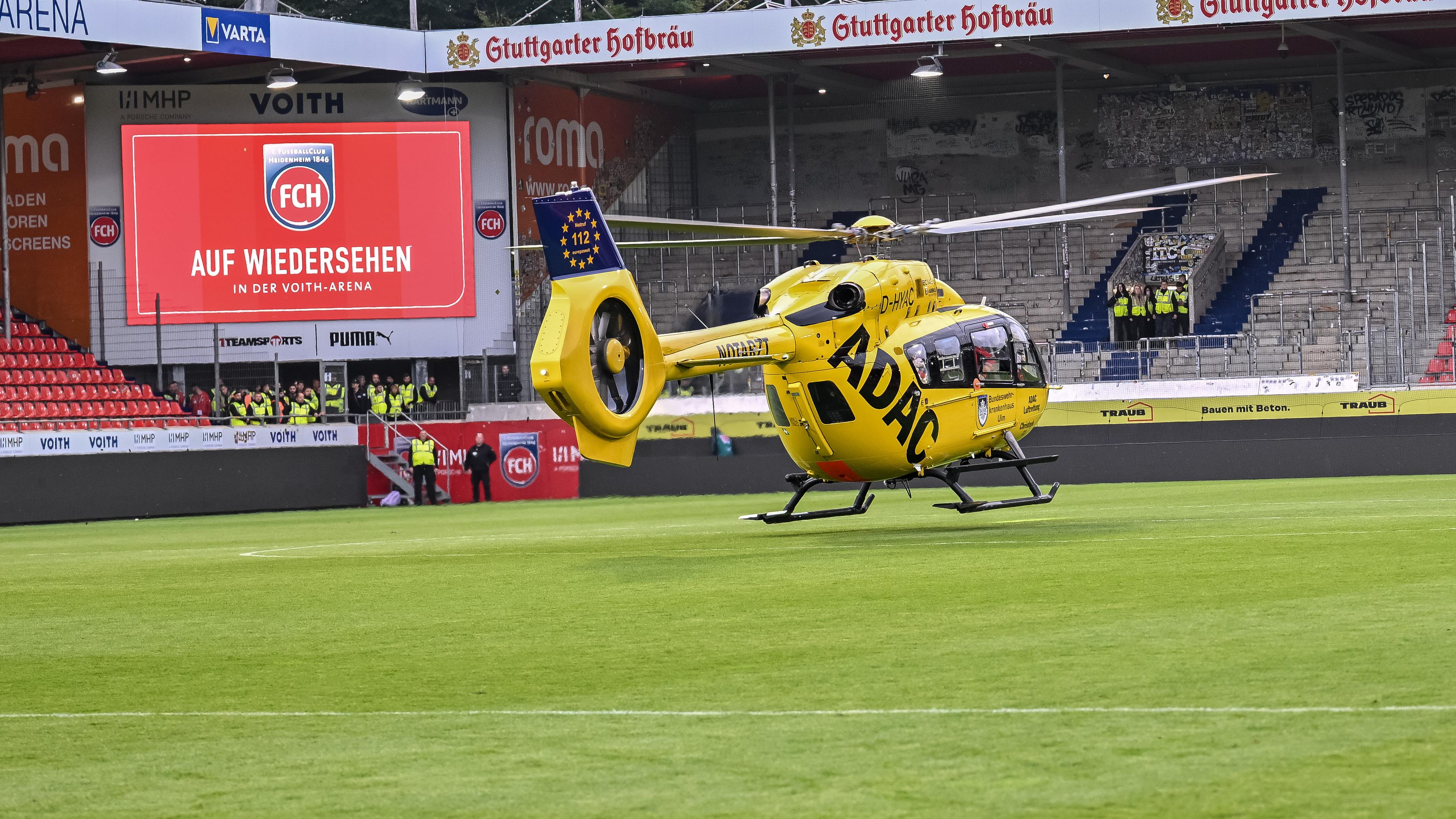 Ein Rettungshubschrauber landet in der Heidenheimer Arena, nachdem ein Fan vom Zaun stürzte.