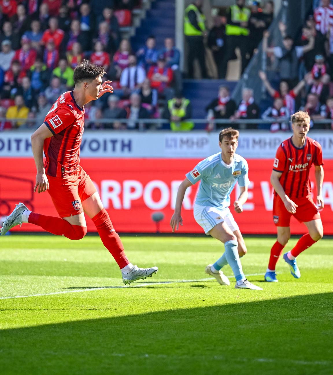 Mathias Honsak (1. FC Heidenheim 1846) mit dem Torschuss zum 1:0 am 11.04.2026 in Heidenheim.