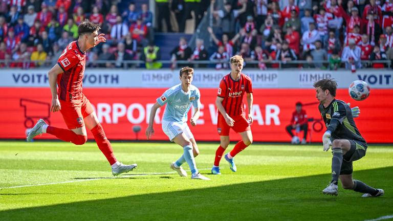 Mathias Honsak (1. FC Heidenheim 1846) mit dem Torschuss zum 1:0 am 11.04.2026 in Heidenheim.