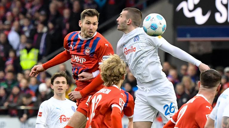 Heidenheims Marvin Pieringer im Zweikampf mit David Zec von Holstein Kiel.