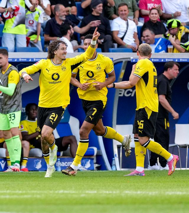 v.li.: Fabio Silva (BVB, 21), Jobe Bellingham (BVB, 7), Julian Ryerson (BVB, 26), Spieler von Borussia Dortmund (BVB 09), jubeln über das Tor zum 2:2 am 05.09.2026 in Sinsheim.