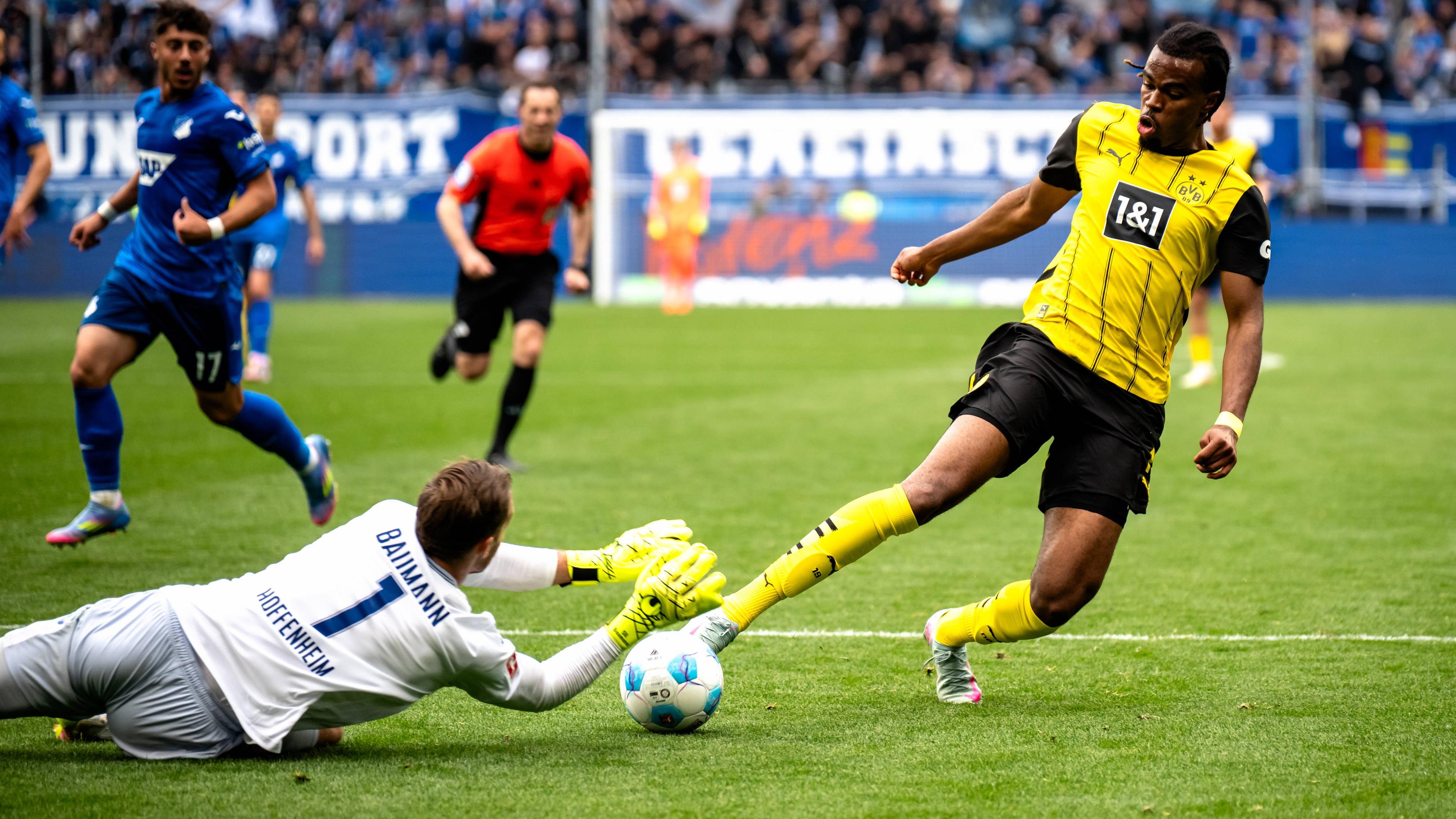 Dortmunds Carney Chukwuemeka trifft Heidenheims Torwart Oliver Baumann und verletzt ihn am Kopf.