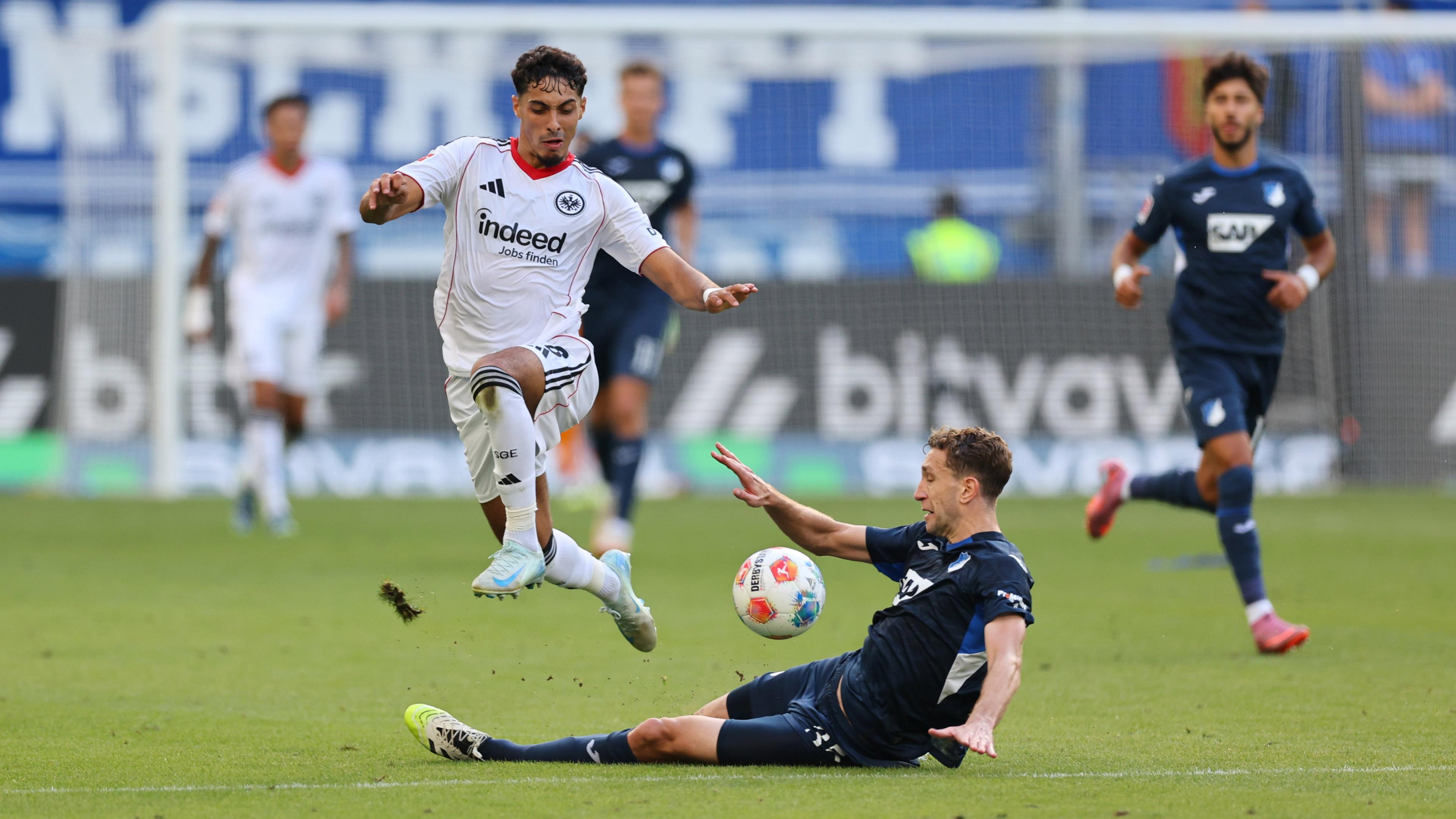 Fares Chaibi von Eintracht Frankfurt kämpft um den Ball mit Hoffenheims Arthur Chavas.