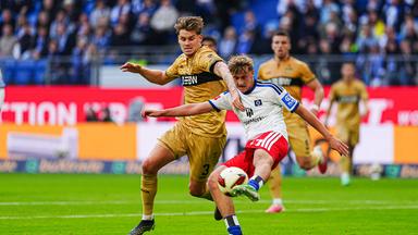 Ramon Hendriks (VfB Stuttgart) und Louis Lemke (Hamburger SV) kämpfen um den Ball am 17.10.2026 in Hamburg. 