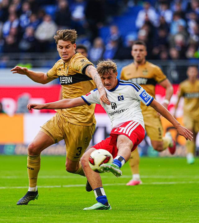 Ramon Hendriks (VfB Stuttgart) und Louis Lemke (Hamburger SV) kämpfen um den Ball am 17.10.2026 in Hamburg. 