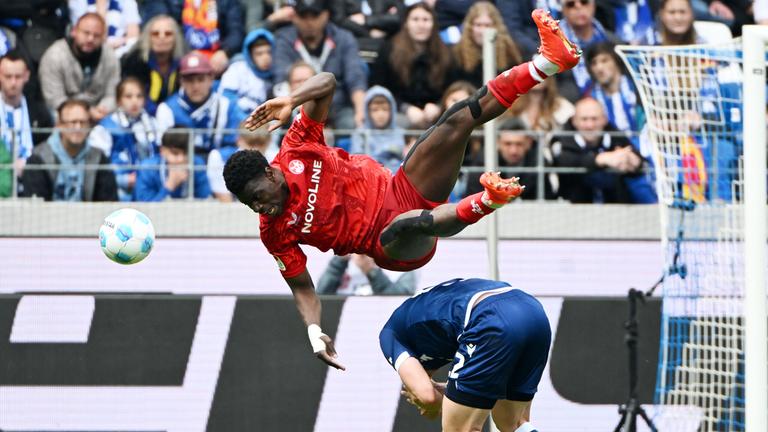 Der Karlsruher Christoph Kobald und der Lauterer Ragnar Ache kämpfen um den Ball.