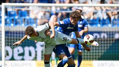Moritz Broschinski (Karlsruher SC) und Jannik Rochelt (Arminia Bielefeld) kämpfen. 