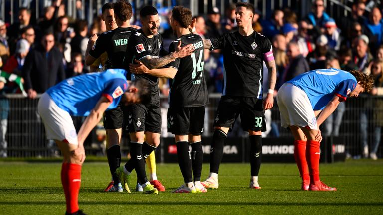 Bremens Spieler jubeln nach ihrem 3:0-Sieg gegen Kiel.