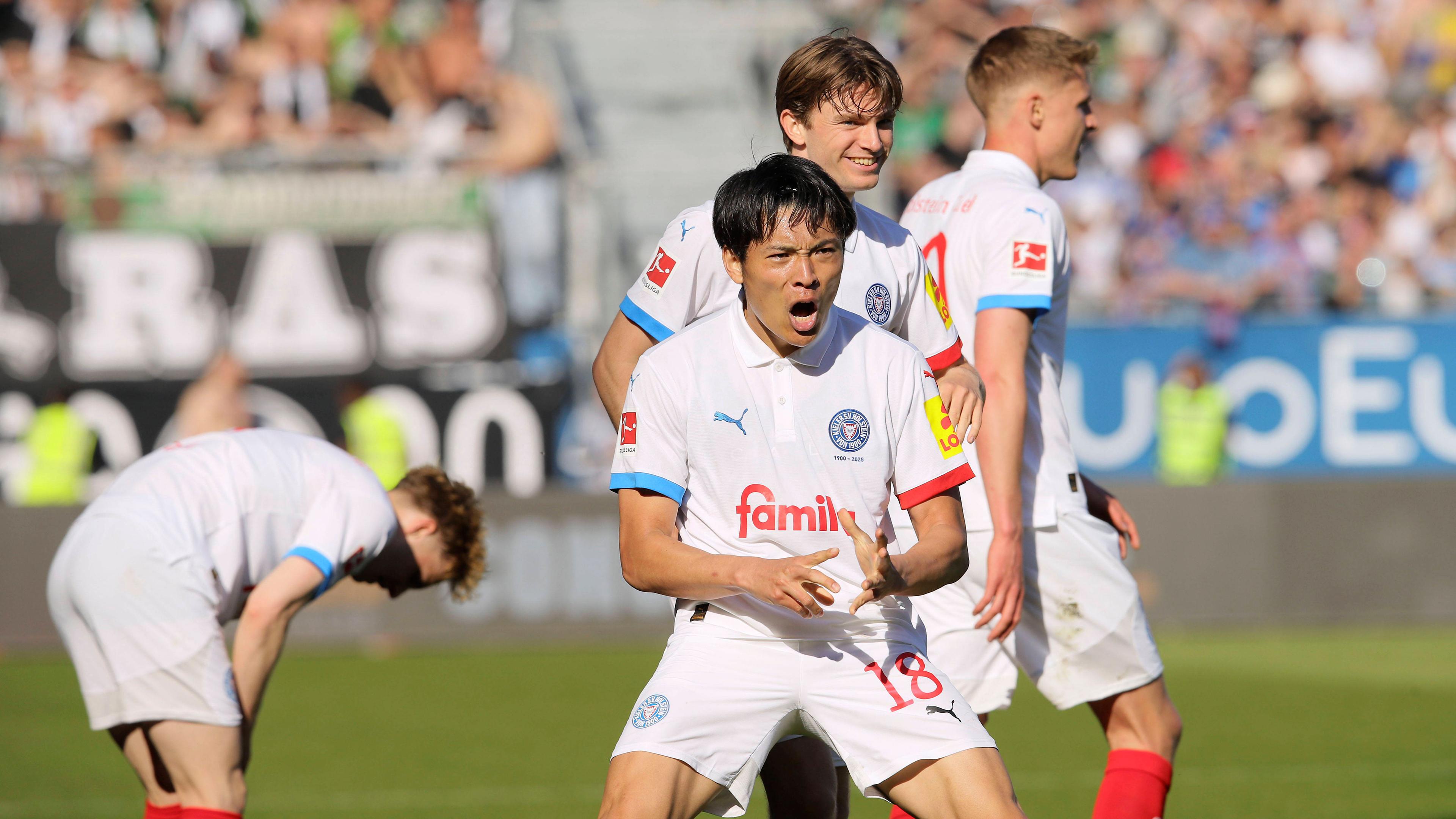 Kiels Shuto Machino jubelt mit seiner Mannschaft nach seinem Siegtreffer gegen Borussia Mönchengladbach.