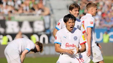 Kiels Shuto Machino jubelt mit seiner Mannschaft nach seinem Siegtreffer gegen Borussia Mönchengladbach.
