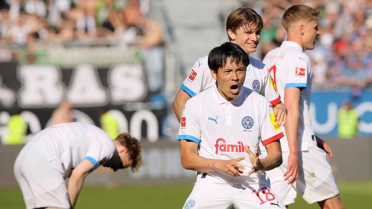 Kiels Shuto Machino jubelt mit seiner Mannschaft nach seinem Siegtreffer gegen Borussia Mönchengladbach.